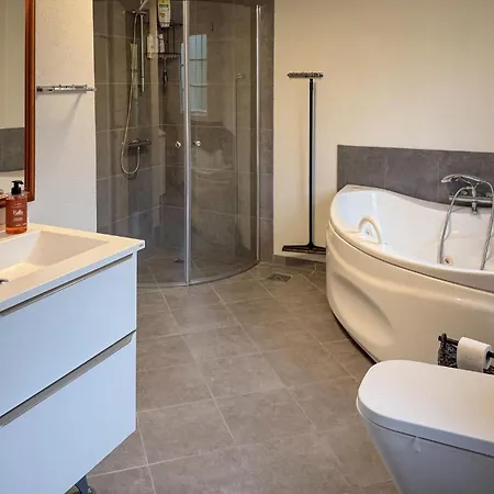3 Bedroom Beautiful In 別荘 *
